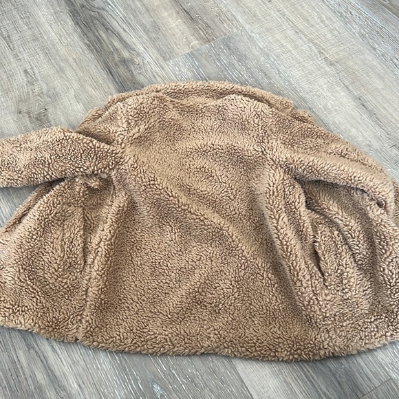 Girls H & M size 6-8 Sherpa coat - Picture 4 of 4